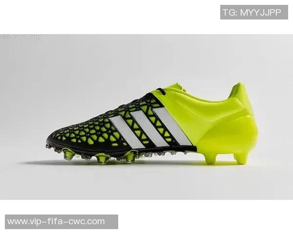 银色闪耀的ace足球鞋助你在赛场上尽显风采与实力